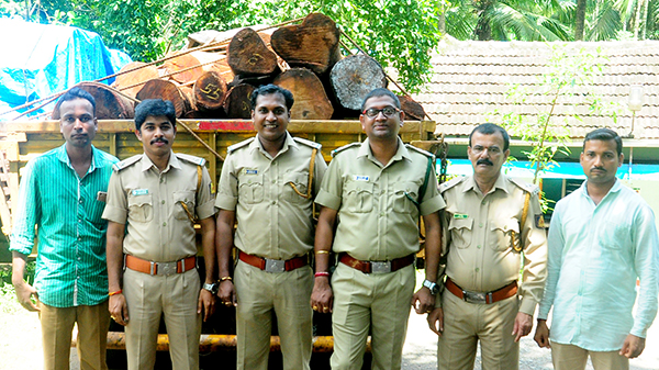 ಅಕ್ರಮ ಮರದ ದಿಮ್ಮಿ ಸಾಗಾಟದ ಆರೋಪ: ಲಾರಿ ವಶ